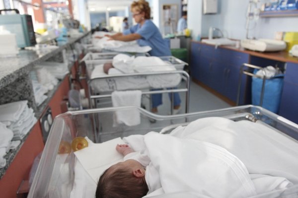 Un grupo de recién nacidos reposa en sus cunas en el Complexo Hospitalario. (Foto: Miguel Ángel)