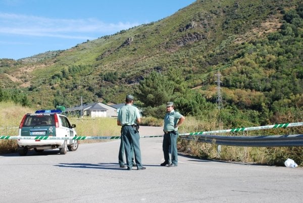 La Guardia Civil acordonó el sábado la empresa hasta que fue desactivado el explosivo. (Foto: L.B.)