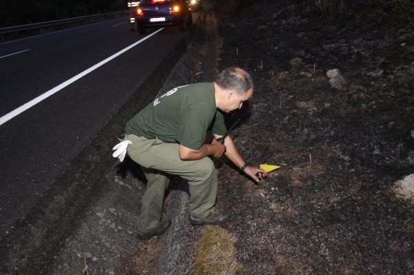 Un agente forestal señala el objeto encontrado. (Foto: Miguel Ángel)
