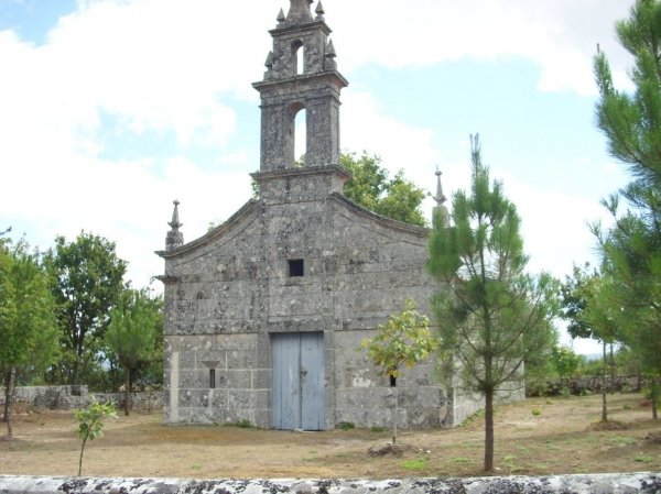 Aspecto que presenta la entrada de la capilla de Santa Mariña, en Piñeira de Arcos. (Foto: Marcos Atrio)