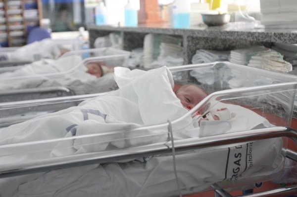 Un bebé recién nacido en el Complexo Hospitalario de Ourense. (Foto: Miguel Ángel)
