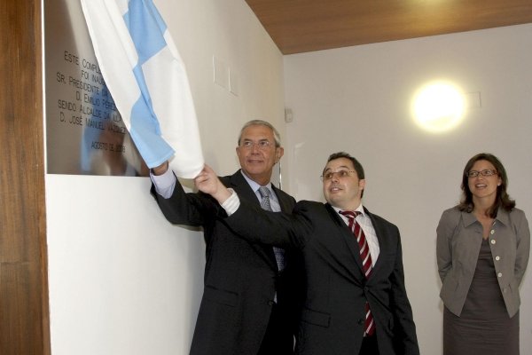 Touriño, Vázquez, alcalde de A Illa, y Caride, durante la inauguración del complejo municipal. (Foto: Salvador Sas)