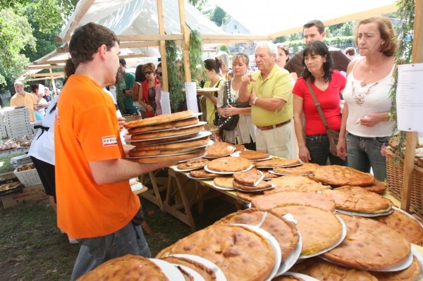 Los puestos instalados en la Campa de Vilanova despacharon alrededor de 2.000 empanadas. (Foto: Miguel Ángel)