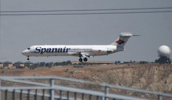 Vista de un avión de la flota de Spanair aterrizando en el aeropuerto de Barajas. (Foto: EFE)