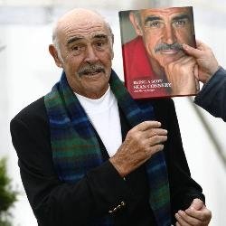Sean Connery  en una imagen junto a su biografía.