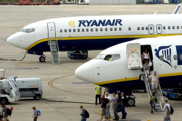 Varias personas bajan de un avión de Ryanair que aterrizó en Gerona. (Foto: Robin Townsend)