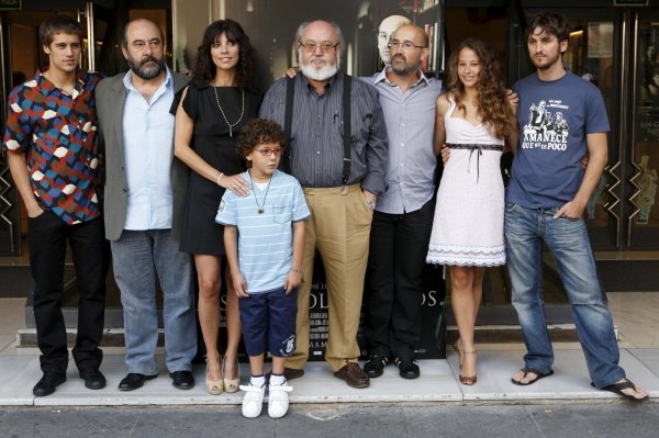 José Luis Cuerda, en el centro, con los protagonistas de la película. (Foto: EFE)