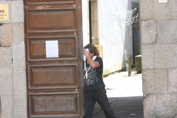 Uno de los detenidos, a su salida del Juzgado de Ribadavia. (Foto: Miguel Ángel)