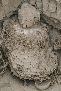 Vista de la momia desenterrada ayer.