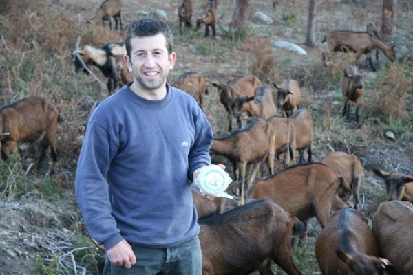 José Antonio Dacuña cuenta con 92 cabras de producción en pleno parque natural. (Foto: Xesús Fariñas)