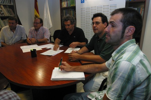 Xosé Rodríguez Cid, xunto ós adegueiros e representantes sindicais. (Foto: Xesús Fariñas)