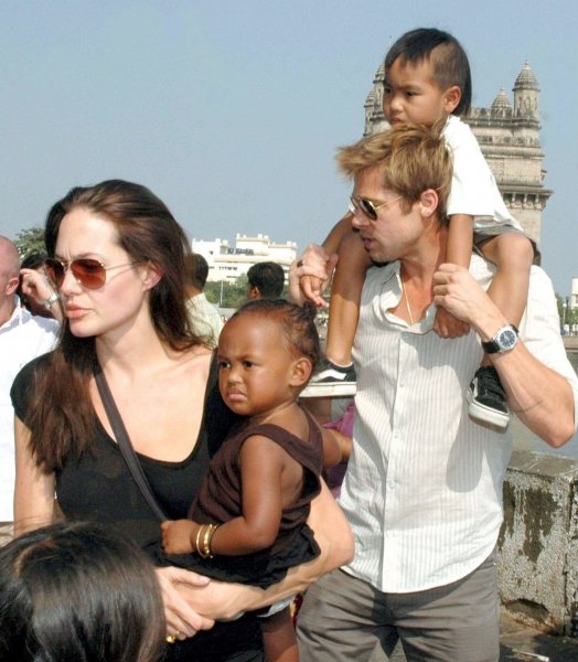 Angelina Jolie y Brad Pitt con dos de sus hijos. (Foto: Archivo )