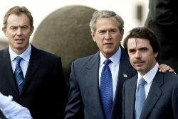 Aznar en las Azores junto al presidente de los EEUU, George W. Bush, y el ex jefe del Gobierno británico Tony Blair. (Foto: archivo)
