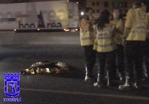 Miembros de los servicios sanitarios tras intentar reanimar a la víctima. (Foto: Ayto. de Madrid)