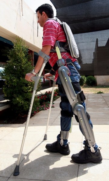 Radi Kaiof, ex  paracaidista israelí parapléjico anda ayudado por el 'Rewalk'. (Foto: EFE)