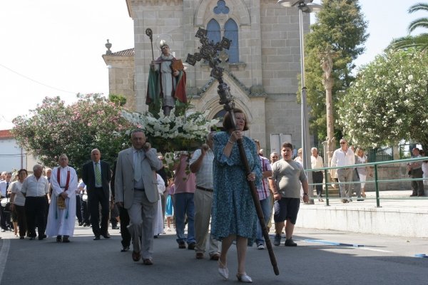 El alcalde de Maside, Celso Fernández, a la izquierda, tras la imagen de San Vitorio. (Foto:  Martiño Pinal )