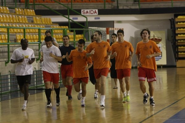 Los jugadores del Ourense FS, durante uno de los primeros entrenamientos de pretemporada.  (Foto: Miguel Ángel)