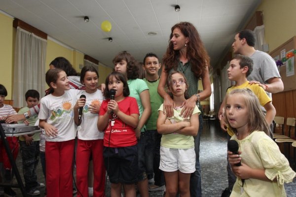  El grupo de niños junto con la concelleira de Xuventude, Marta Arribas González. (Foto:  Miguel Ángel)
