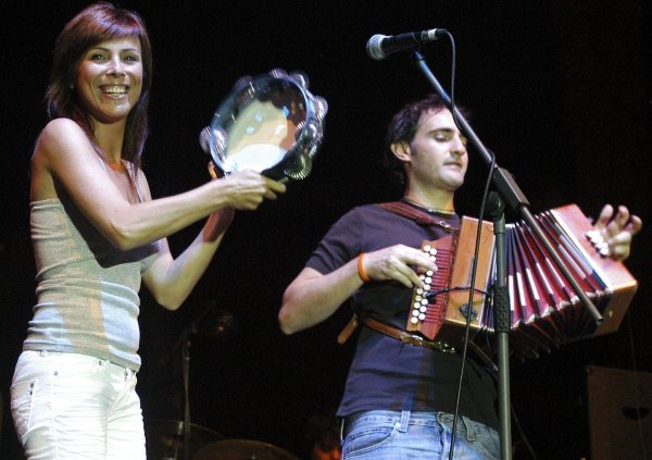 El grupo Mayalde durante su actuación en el Festival Internacional de Folk de Plasencia. (Foto: Eduardo Palomo)