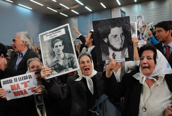 Un grupo de madres de la Plaza de Mayo celebran la condena de reclusión perpetua para Menéndez y Bussi. (Foto: Pool)