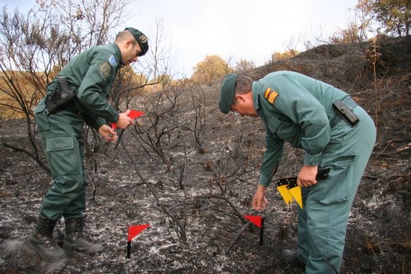 La Guardia Civil investiga sobre el terreno para determinar las causas de los incendios. (Foto: Xesús Fariñas)