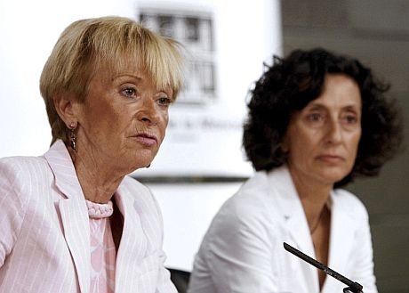 Fernández de la Vega (izda), junto a la ministra de Educación, Mercedes Cabrera. (Foto: EFE)
