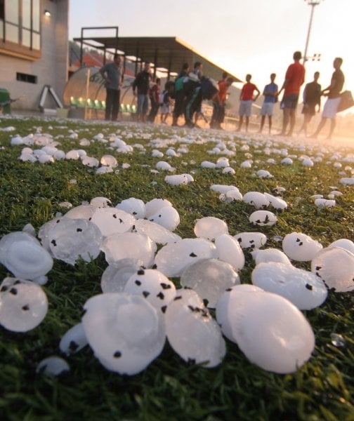 El campo de fútbol alaricano, en O Seixo, quedó cubierto por un manto blanco de granizo. (Foto: Marcos Atrio)