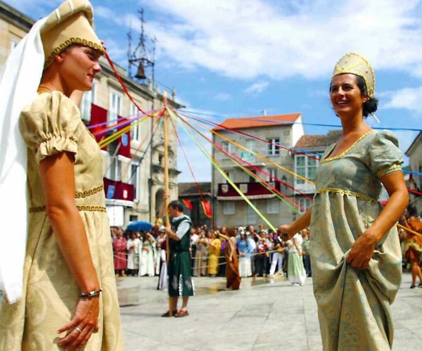 Una de las danzas medievales desarrolladas en la plaza Mayor. (Foto:  Xesús Fariñas )