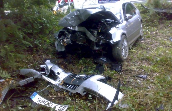 Estado en el que quedó un coche tras el accidente en la localidad de Melide (Foto: EFE)