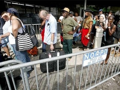 La gente hace cola para salir de Nueva Orleans. (Foto: EFE)