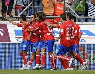 Los jugadores del Numancia celebran el gol de Mario. (Foto: EFE)