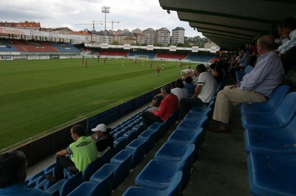 Aficionados a Club Deportivo Ourense que presenciaron el partido frente al Arousa. (Foto: Xesús Fariñas)