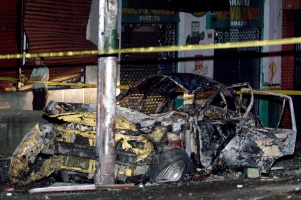 Vista del coche bomba, tras la explosión. (Foto: Carlos Ortega)