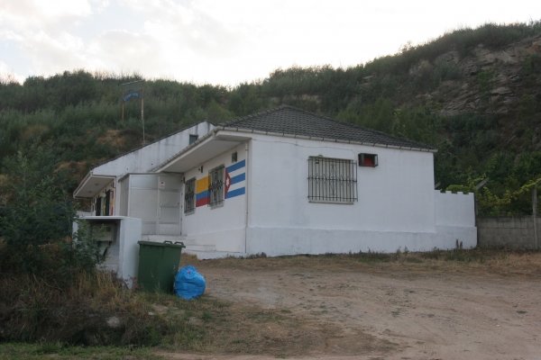 Imagen del exterior del Club Cisne Azul de Albarellos, Verín. (Foto: Marcos Atrio)