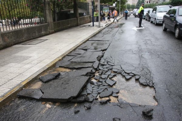 Estado del pavimento tras la rotura de la tubería afectada en la calle Coruña. (Foto: Miguel Ángel)
