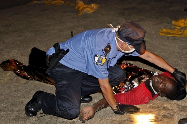 Un agente de la policía atiende a uno de los inmigrantes que llegaron anoche a Tenerife.