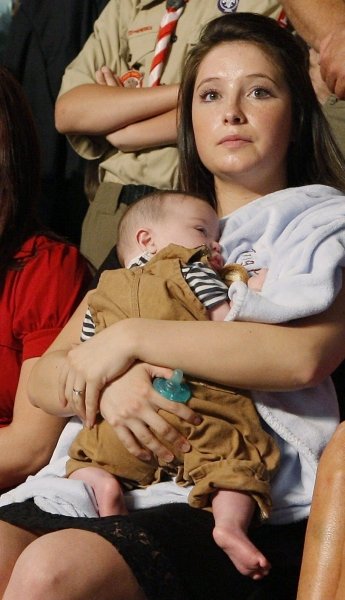 Bristol, hija de Sarah Palin, con un bebé en brazos en la convención republicana. (Foto: EFE)