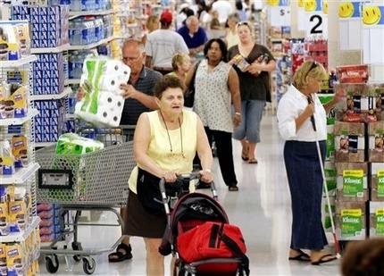 Varias personas comprando en un supermercado. (Foto: archivo)