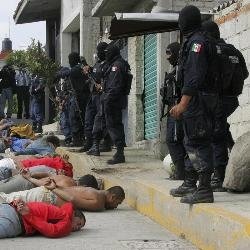 Momentos después de que la policía mexicana rescata a los rehenes. (Foto: europa press)