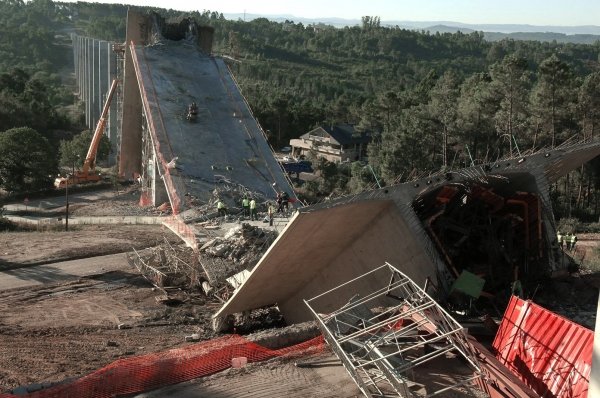 En septiembre del 2007 un trabajador del AVE falleció en el derrumbamiento del viaducto de Pol. (Foto: Archivo )