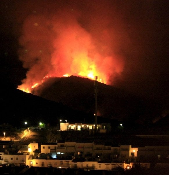 Vista del incendio tras una urbanización de viviendas. (Foto: EFE)