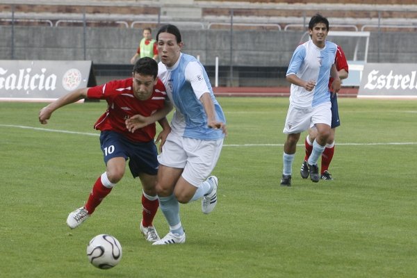 Un jugador del Negreira disputa un balón con un rival durante la pretemporada del equipo dirigido por Julián Ferreiro. (Foto: El Correo Gallego)