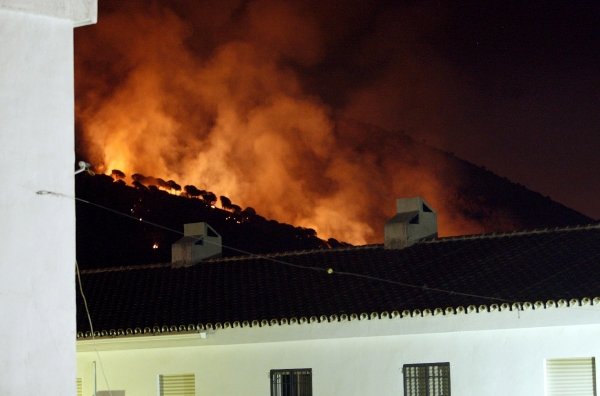 El incendio de Mijas se acerca a una vivienda.