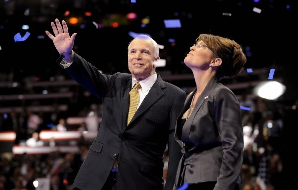 El candidato republicano a la Casa Blanca, John McCain junto con la gobernadora de Alaska, Sarah Palin.