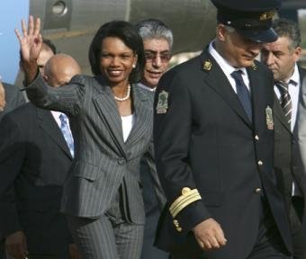 La secretaria de Estado, Condoleezza Rice, al llegar al aeropuerto de Trípoli