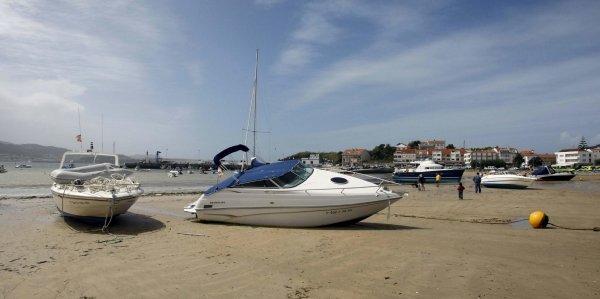 Ocho embarcaciones aparecieron varadas en la playa de Panjón (Foto: EFE)