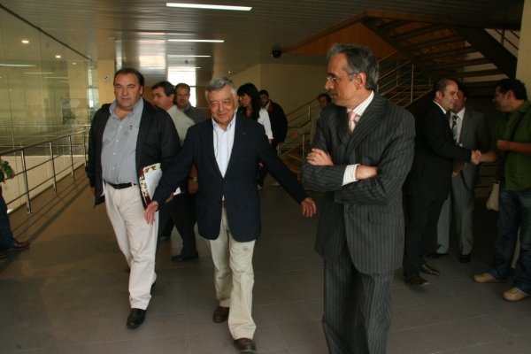  El conselleiro Suárez Canal, junto a los representantes de productores e industrias, antes de la firma del contrato homologado. (Foto:  Xesús Fariñas)