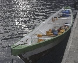 Embarcación vacía  hallada en las costas de La gomera. (Foto: EFE)