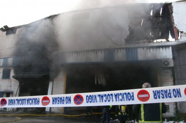 Incendio en una nave industrial de Vigo (Foto: EFE)