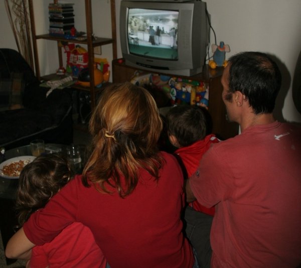  Inés y Jesús ven la televisión con sus hijos. (Foto: Martiño Pinal)